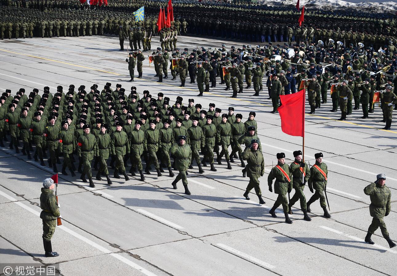 俄罗斯红场阅兵彩排 武器装备在大街上集结 - 中国军网