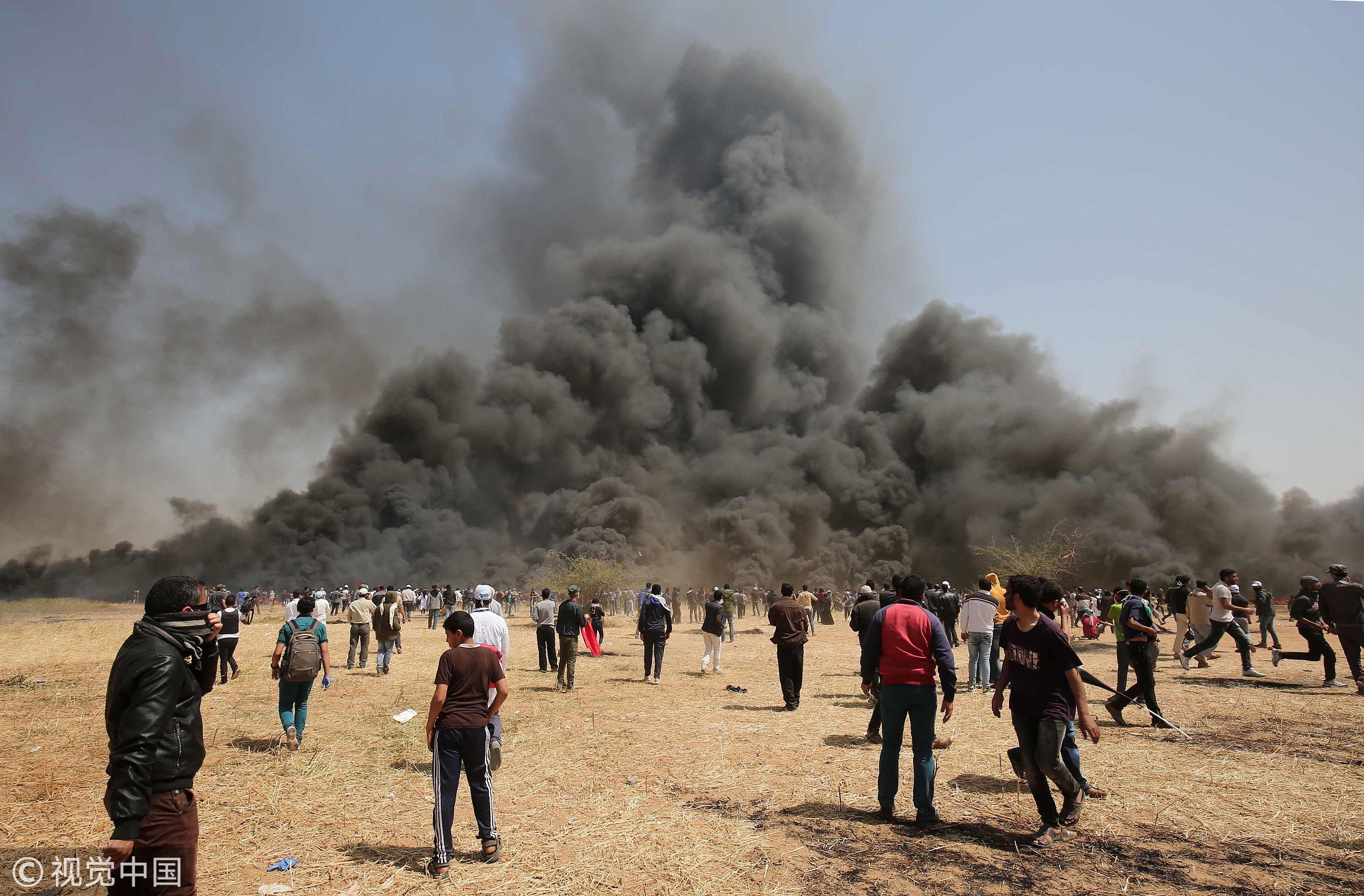 巴以爆发激烈冲突，150枚火箭弹从天而降，大批战机随后杀到_加沙