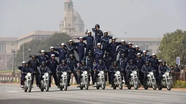 摩托車疊羅漢,高到過肩的正步走,印度軍隊還有哪些奇葩傳統?