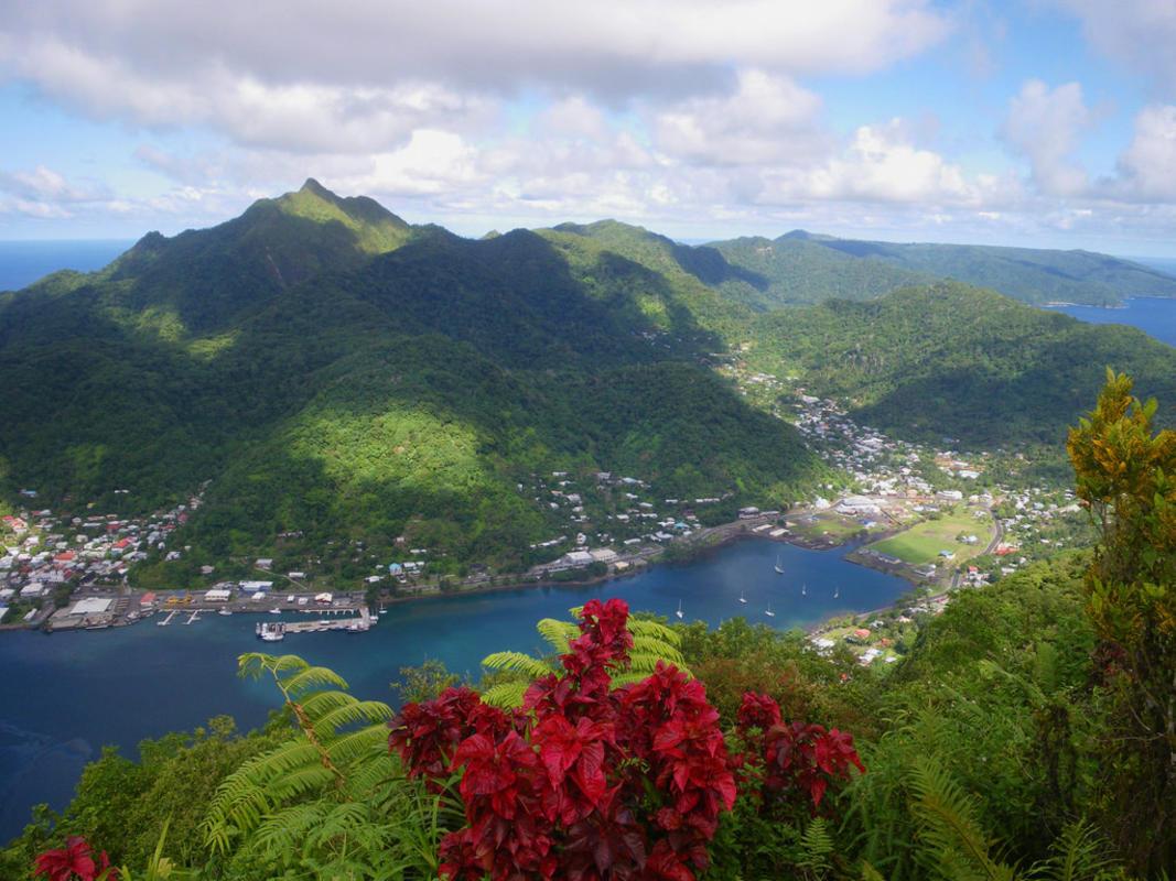 实际上,萨摩亚共由9个岛屿组成,陆地面积虽然不足3000平方公里,但海域