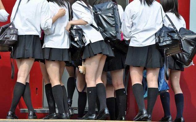 日本高中女生的校服裙子为何越来越短