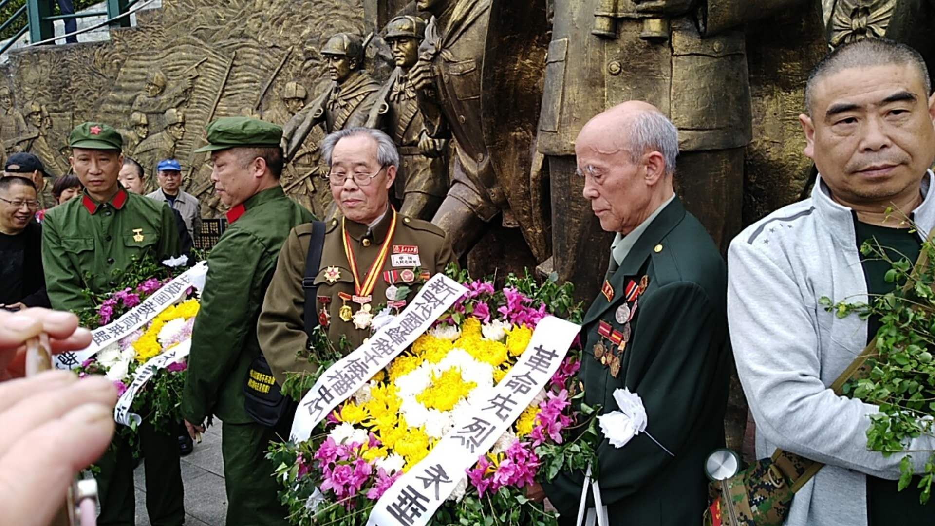 清明節重慶各界愛心人士及老兵前往南山陵園祭奠革命軍烈士