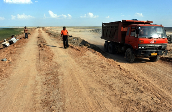 矿产资源开发和道路建设,使草原表土和植被遭到破坏或退化.摄影/章轲