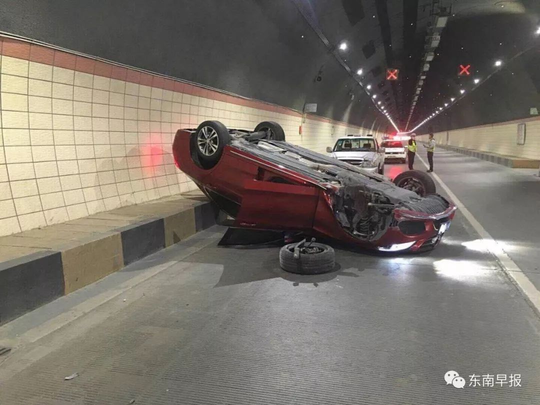 泉州大坪山隧道:女司机驾红色奔驰翻车!你被堵在路上了吗?