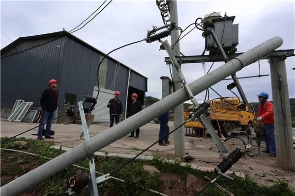 巴中狂风暴雨致40万 用户停电,今日上午已完成抢修