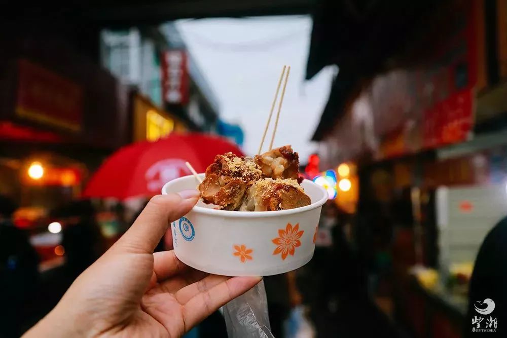 衢州一口香小烤饼这家衢州烤饼大概是宁大美食街最老的店了,老板本身