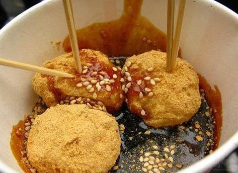 3必吃,三大炮是著名的四川地区传统特色小吃,主要由糯米制成,由于在抛