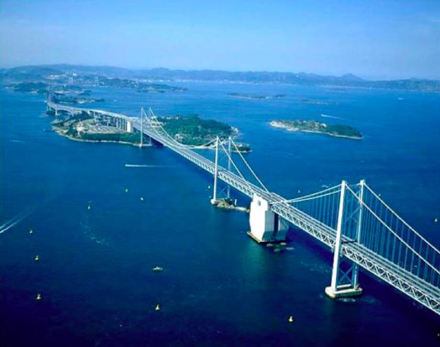 这座桥开通于1988年,把本州岛と四国岛连接了起来,是让人不可思议的