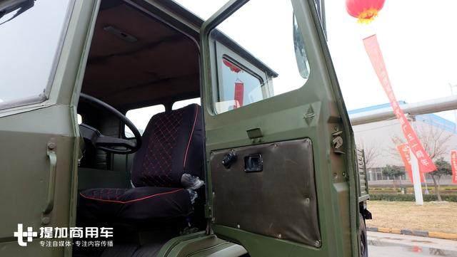 这是陕汽的第一款卡车为军用越野打造很多军人看到它都要敬礼