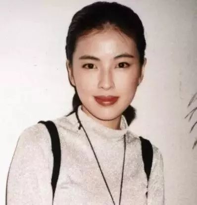 罗美薇1965年出生于香港,在她很小时候父母离异,从小是和婆婆一起生活