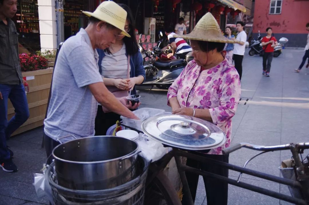 从街头吃到街尾 潮州小吃个个都是精品 本地人游客都挺爱吃