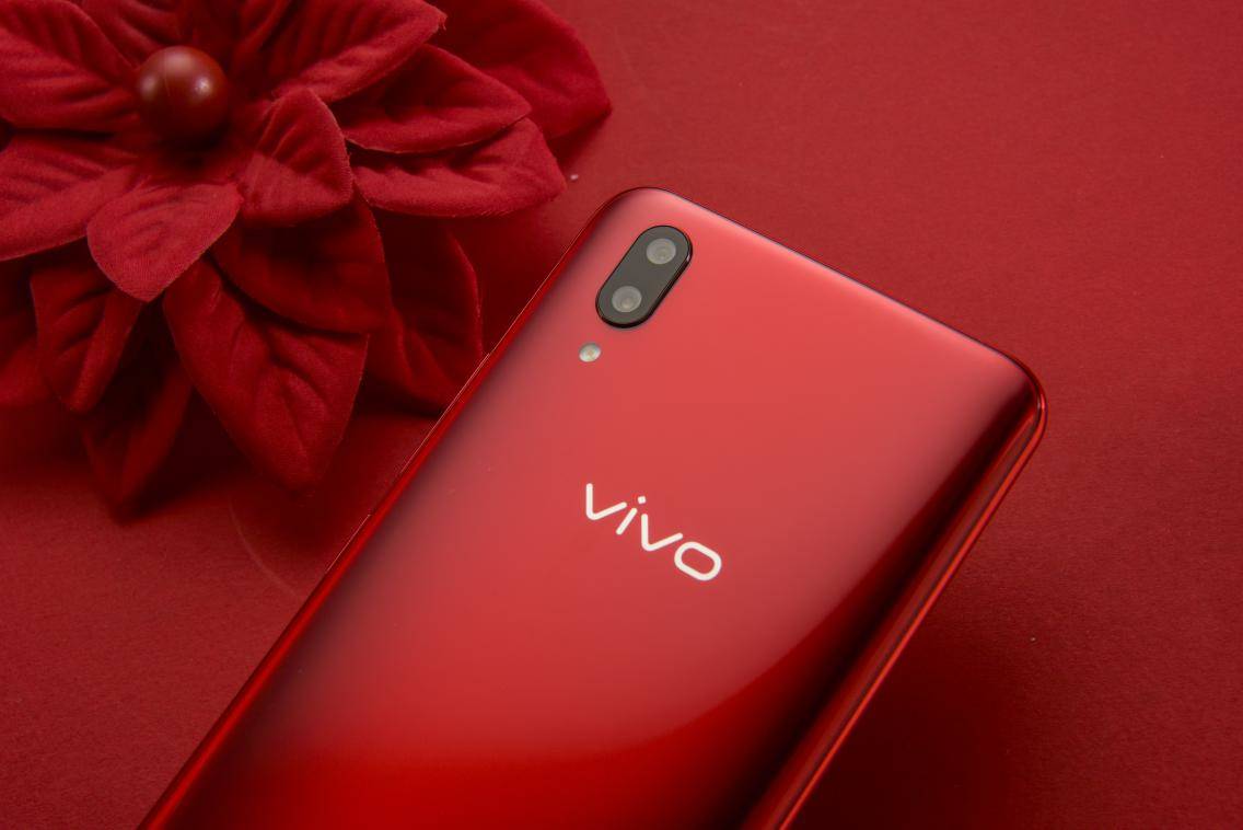 vivo x21宝石红真机开箱!在它面前 iphone 都是土鳖