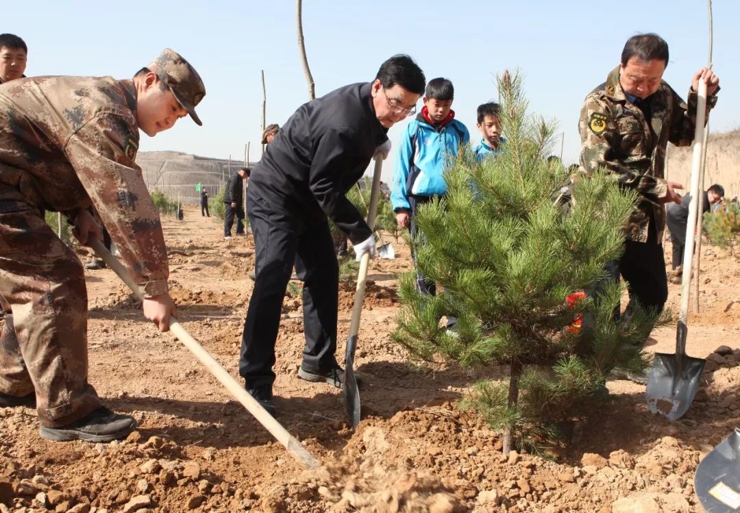 圖為市委書記王成,市委副書記,市長趙建平正在揮鍬植樹.