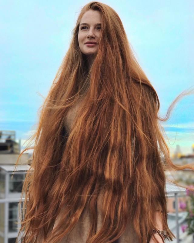 俄罗斯美女曾经患脱发病如今头发长106米被称为长发公主