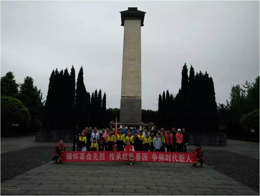 天府街道梓潼社区清明节祭奠烈士弘扬英烈精神