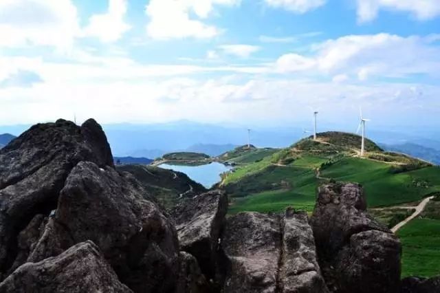 地處東陽市虎鹿鎮,溪口村至東白山,直達山頂,東白山有浙中屋脊,愛情