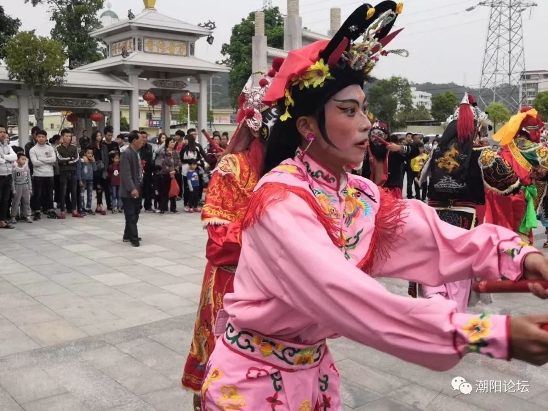 今天潮陽後溪熱鬧非凡,更有後溪英歌,舞獅隊,鑼鼓隊助陣!