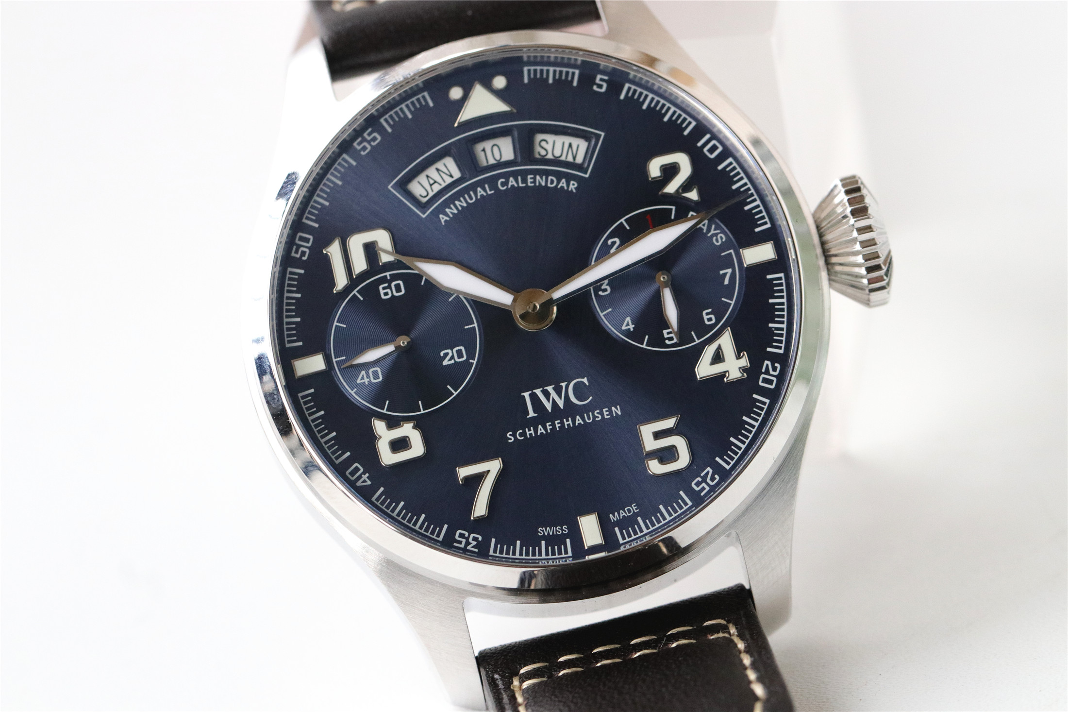 传承品牌大型飞行员腕表"洋葱头表冠,其上镌刻有"iwc"品牌logo标识