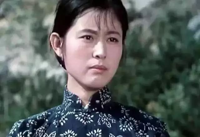 还参演了她的第一部电影《山菊花》拍摄,24岁就被评定为国家二级演员