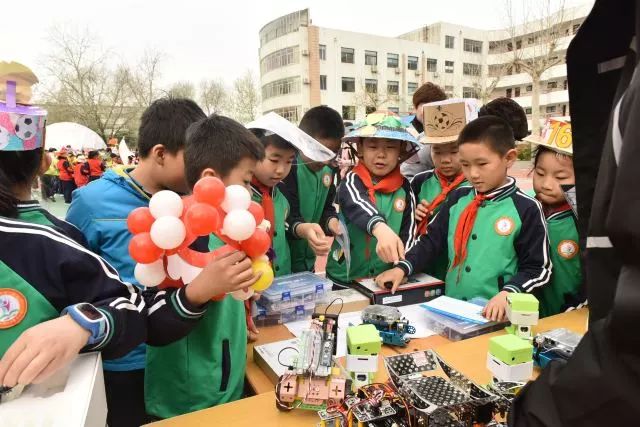 紅領巾創未來帽子也瘋狂濟南市青龍街小學開展新時代展新帽校園科技節