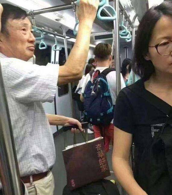北京地铁偶遇王健林 网友：终于和首富坐了同款座驾