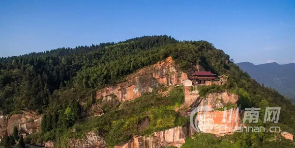 被森林覆蓋其間的祖師殿 通往林區的公路 丹山風景名勝區距敘永縣城