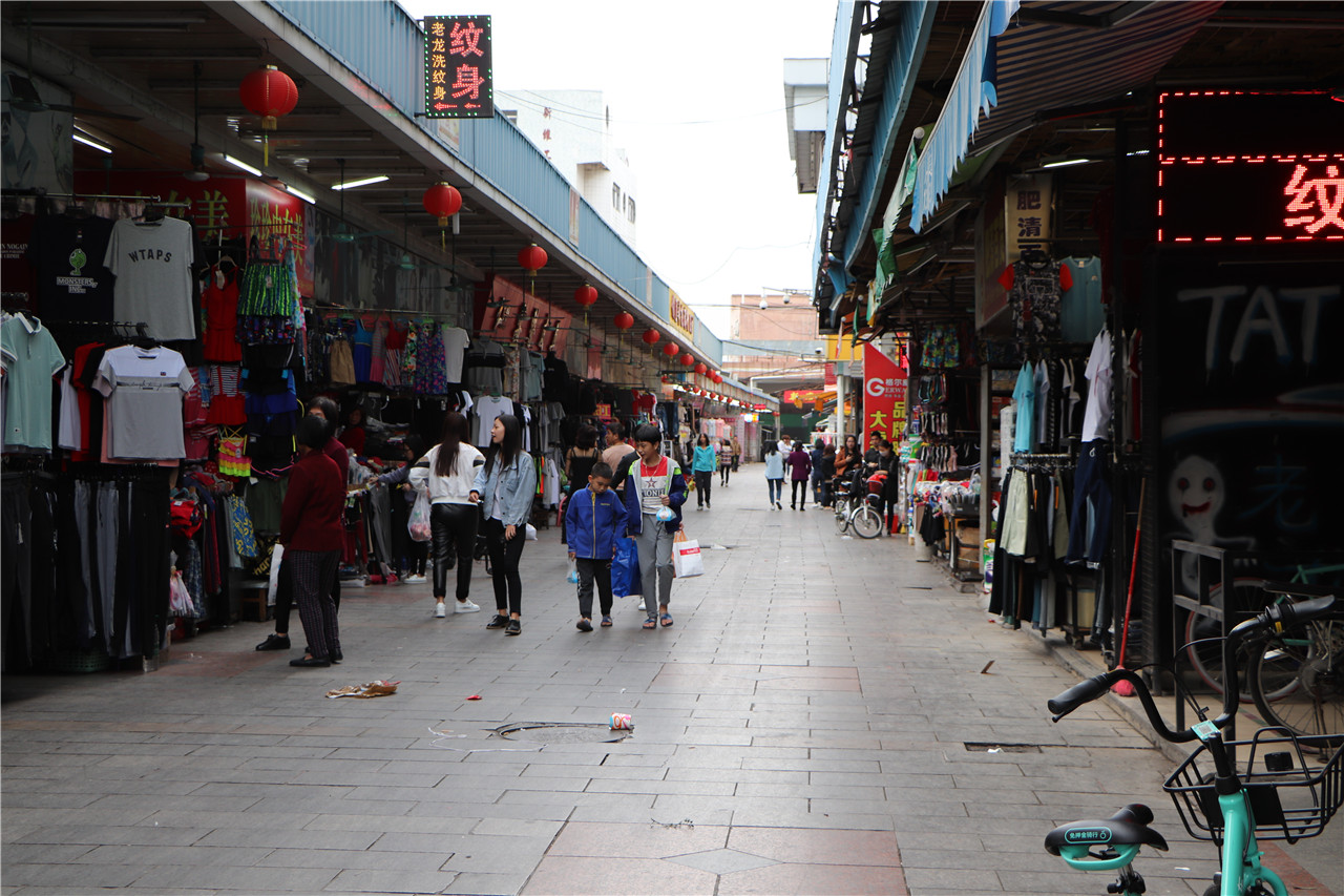 实拍东莞市石龙镇与石碣镇交界处的街头风景