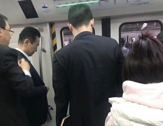 北京地铁偶遇王健林 网友：终于和首富坐了同款座驾
