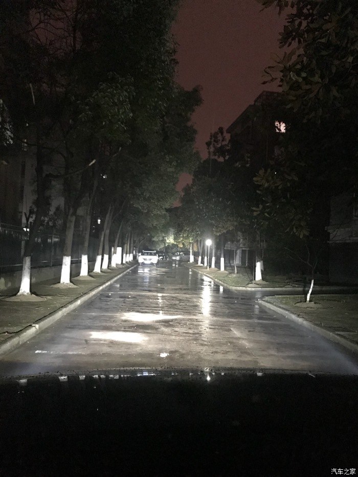 小区雨天远光穿透力小区雨天近光切线到了晚上开始下起中雨,再想看看