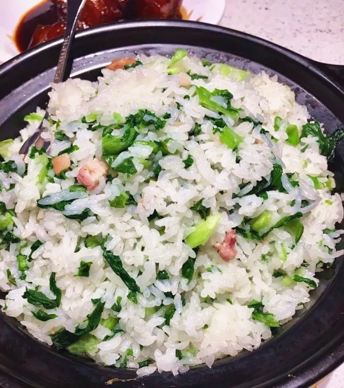 咸肉菜饭是装在砂锅煲中的,米粒颗颗饱满,锅底焦焦的,吃起来超级香.
