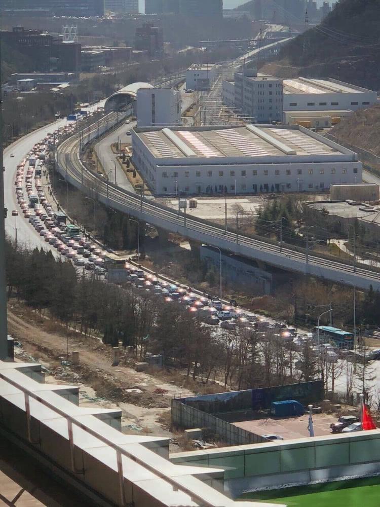 据悉,今日早上,从旅顺南路蔡大岭路段开始,入市区方向的车辆就排起了