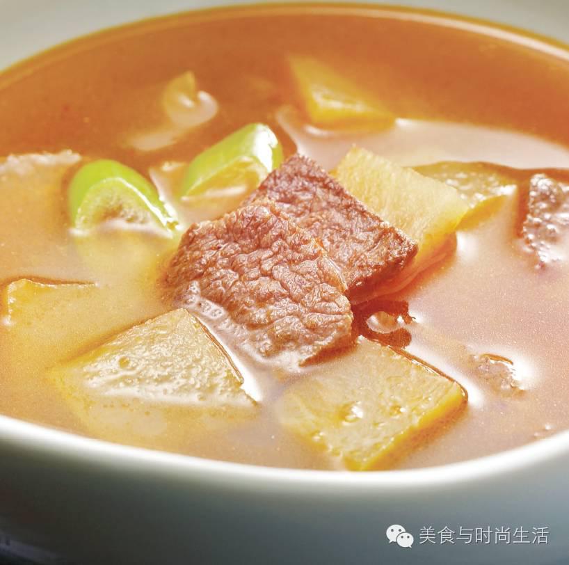 韩式辣牛肉汤搭配米饭最开胃