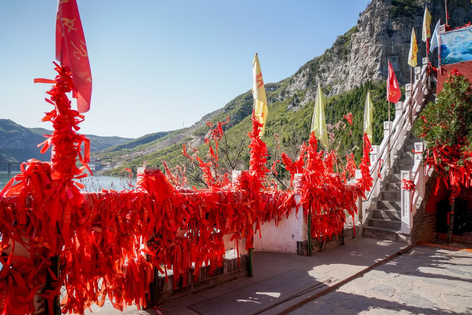 仙女祠始建于唐朝,相传云霄真人云游至此,看此处景色宜人,风水极佳,又