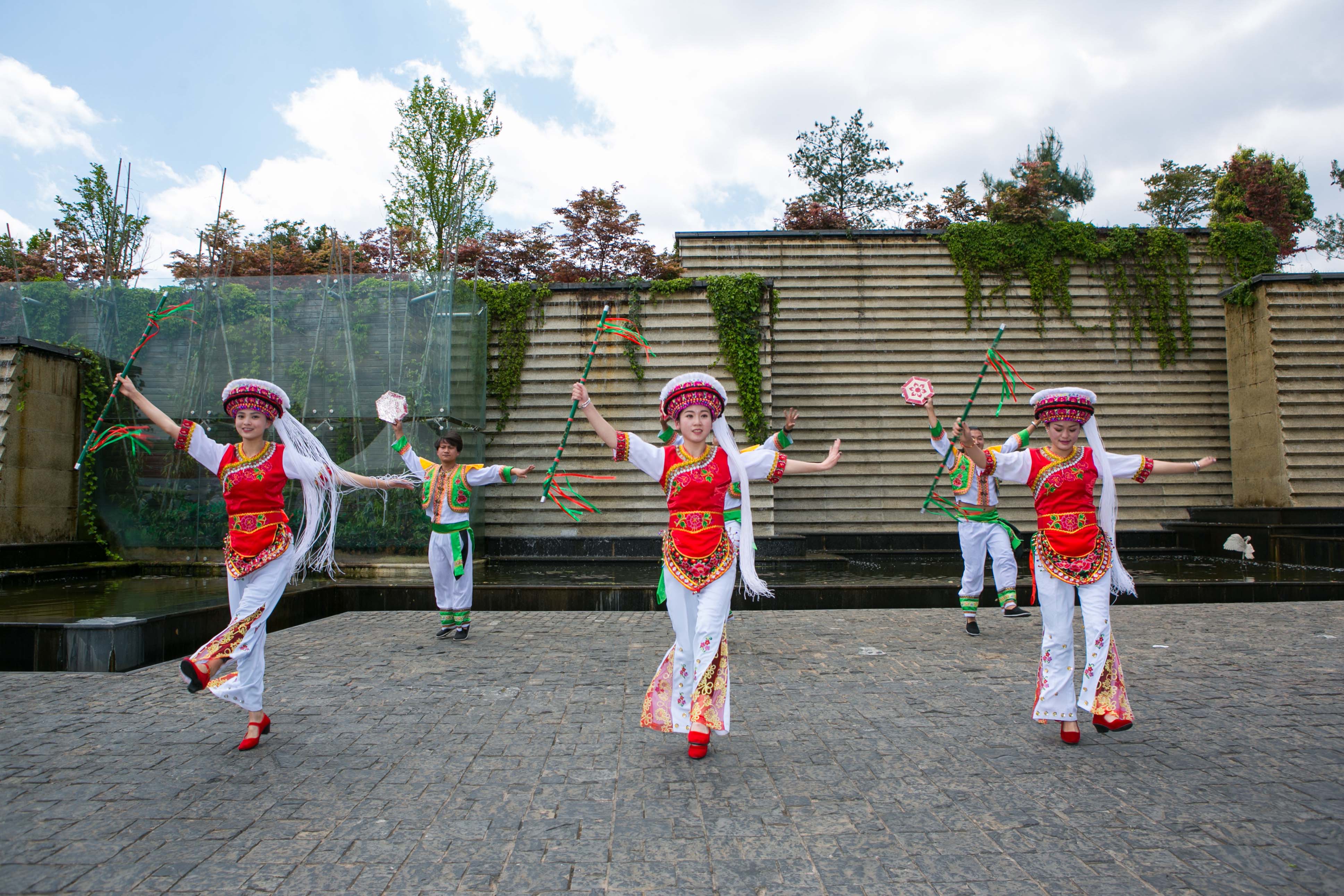 "一带一路七彩云南"公开赛 歌动白族情舞在玉龙湾