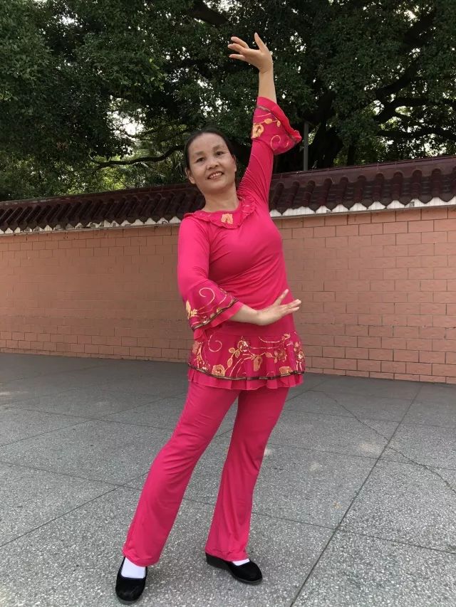 广场舞大妈单人图片