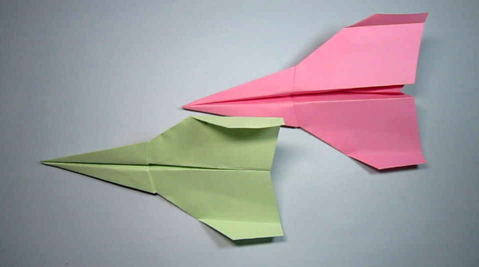 四张纸拼成的纸飞机图片