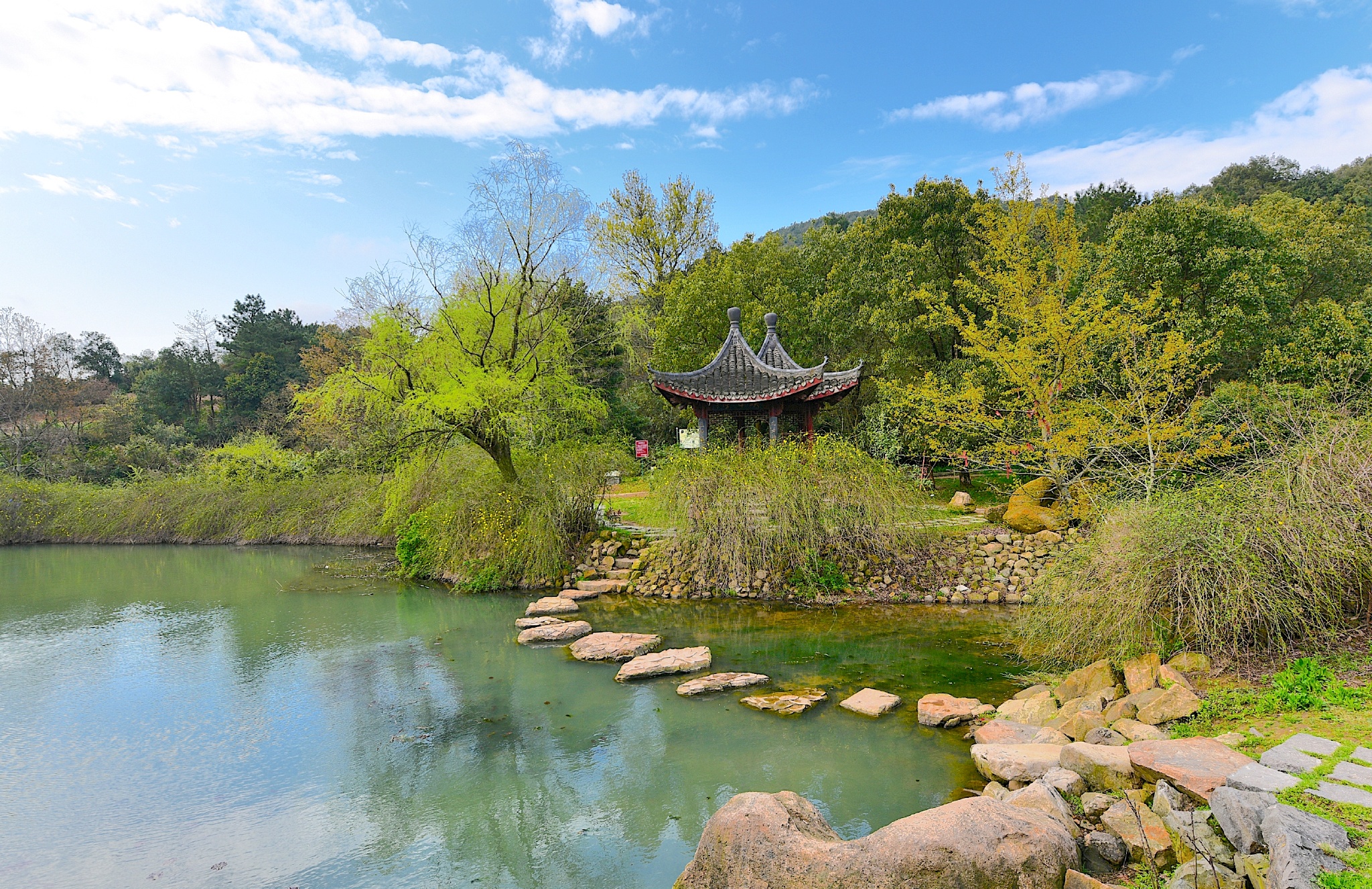 浙江慈溪五磊山景区由五磊讲寺,莲花园,藏云溪三景点组成