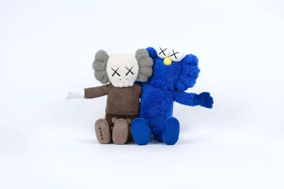 长沙发售kaws全新蓝色bff与companion连体毛绒玩偶等系列单品