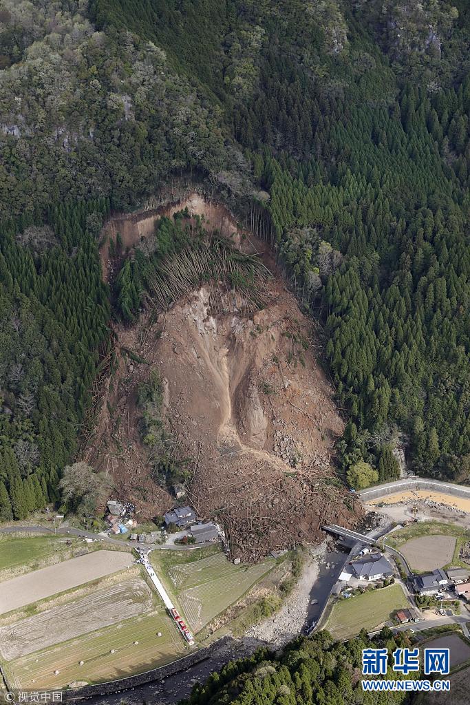 4月11日,日本耶马溪,当地发生山体滑坡,造成3间房屋倒塌,6人