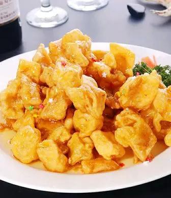 酥黄菜属于哈尔滨名菜之一,酥黄菜是一道特色菜肴,由鸡蛋,淀粉为主要