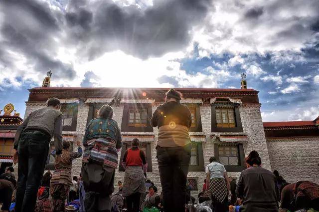 最美藏历四月天萨嘎达瓦节的前世今生风雨无阻信仰路