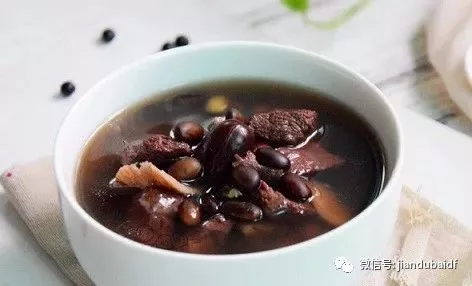 01 红枣黑豆汤【制作方法】红枣,黑豆加水共煮至熟烂,加红糖再煮沸