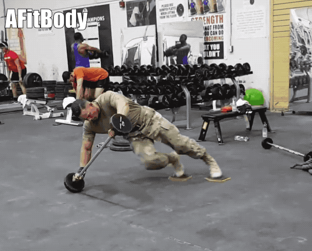 美国大兵健身房训练图片