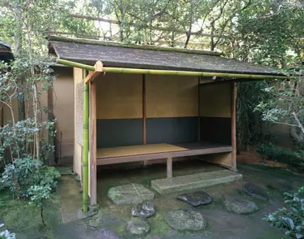 茶庭(茶室前的小院子,又称露地)也是日本茶室文化重要的组成,茶庭的