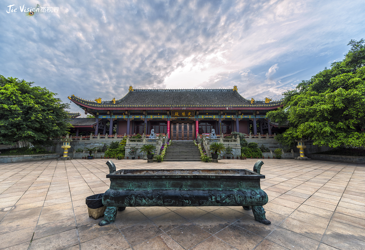 身居闹市但却犹如置身世外的中国最大的禅院大佛禅寺