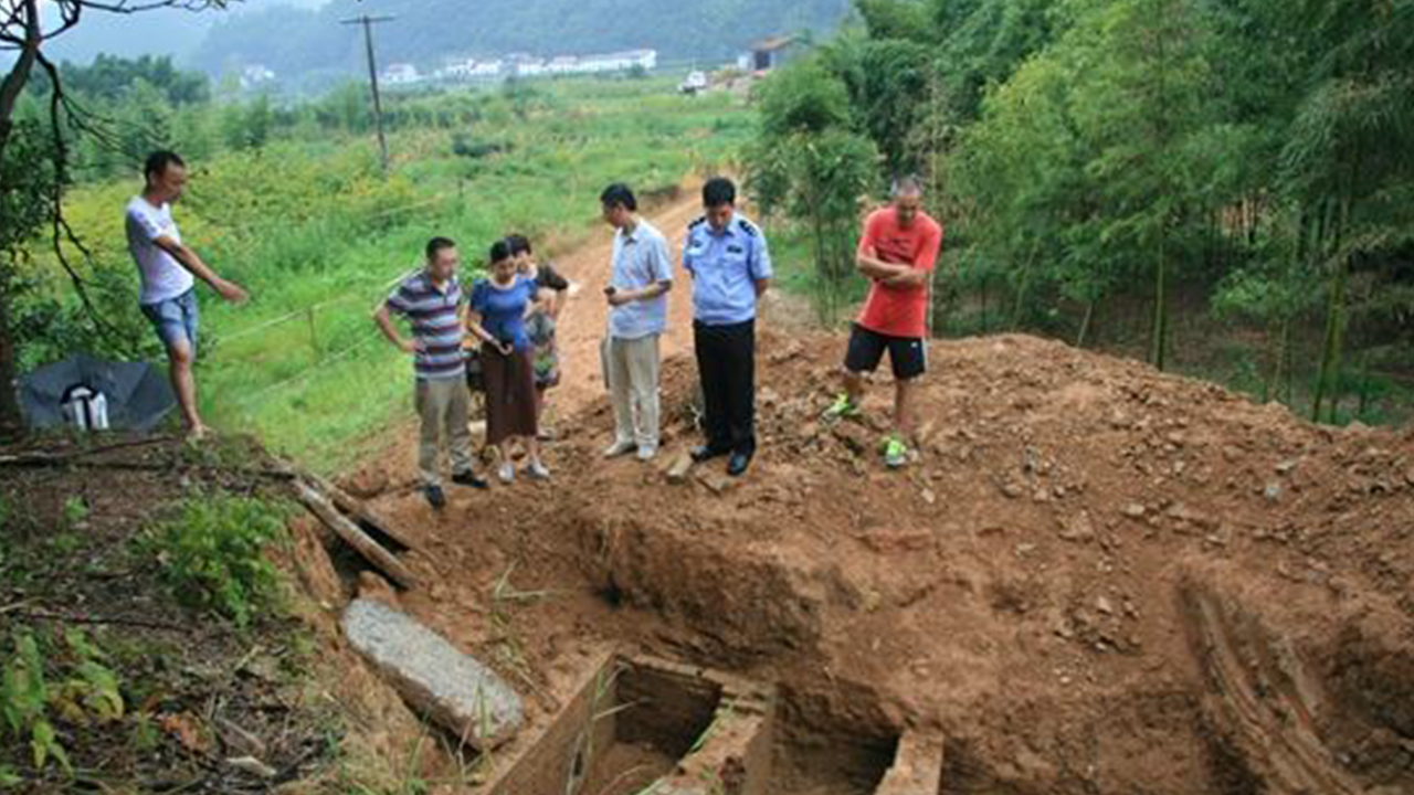 古代大墓都夷为平地了,为什么盗墓贼还比考古队早一步发现?