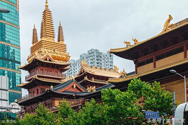 在原山門之東,另建一座仿唐新山門,由鄧散木(鐵翁)題額