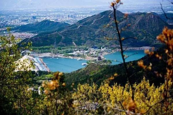 旅遊 正文 自駕路線:沿八達嶺高速公路到延慶縣城,走110國道按龍慶峽