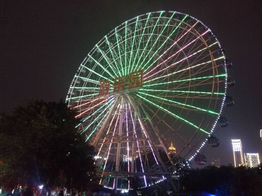 重慶遊樂園的摩天輪,在夜空中星光熠熠,唯美浪漫