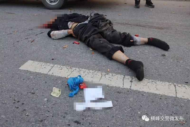 横峰红军大道发生严重连环撞击车祸造成1人死亡肇事者均逃逸